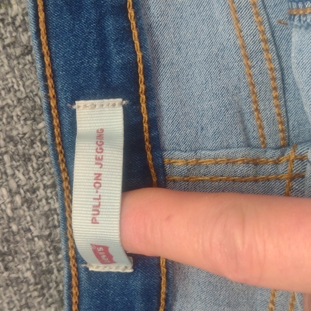 Levis - Picture 3 of 3